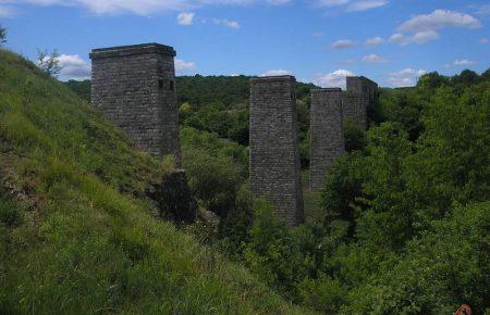 Міст-привид у Панівцях чекає на туристів — фоторепортаж