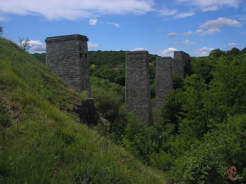 Міст-привид у Панівцях чекає на туристів — фоторепортаж