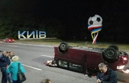 Нетверезий водій на BMW перекинув мікроавтобус із пасажирами — відео