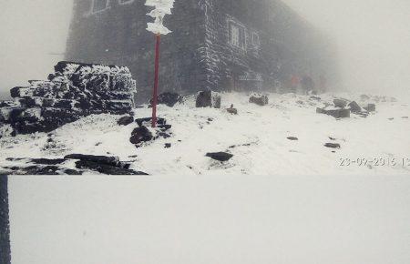 Туристи продовжують милуватись засніженими Карпатами — фото, відео