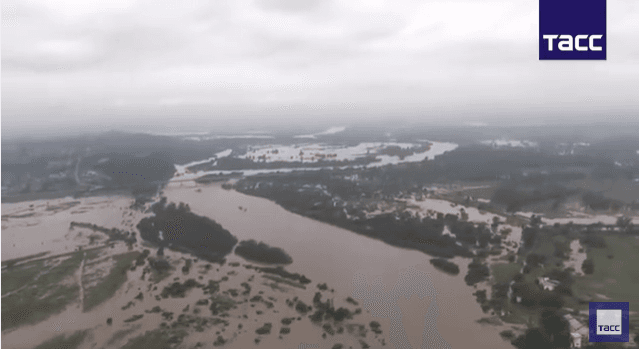 У Росії селище йде під воду - відео