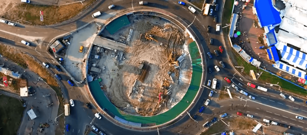 Як у Києві виглядає скандальне будівництво на Героїв Дніпра з дрону — відео