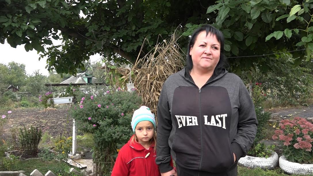 Муж забросил в ванную, а то убило бы осколками, — о жизни в «серой зоне»