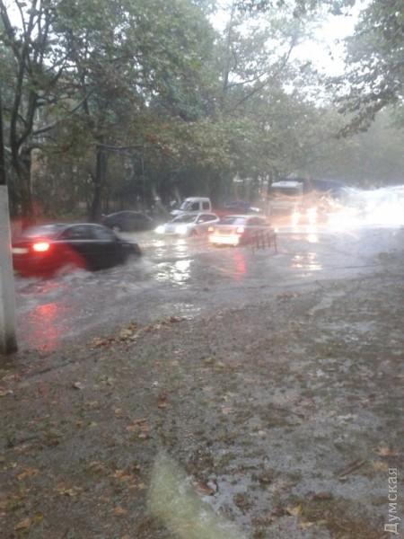 Потоп в Одесі: місто скували 10-бальні затори — відео, фоторепортаж