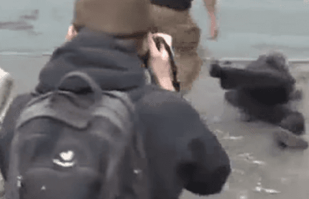 З’явився запис, як під посольством РФ у Києві побили росіянина — відео