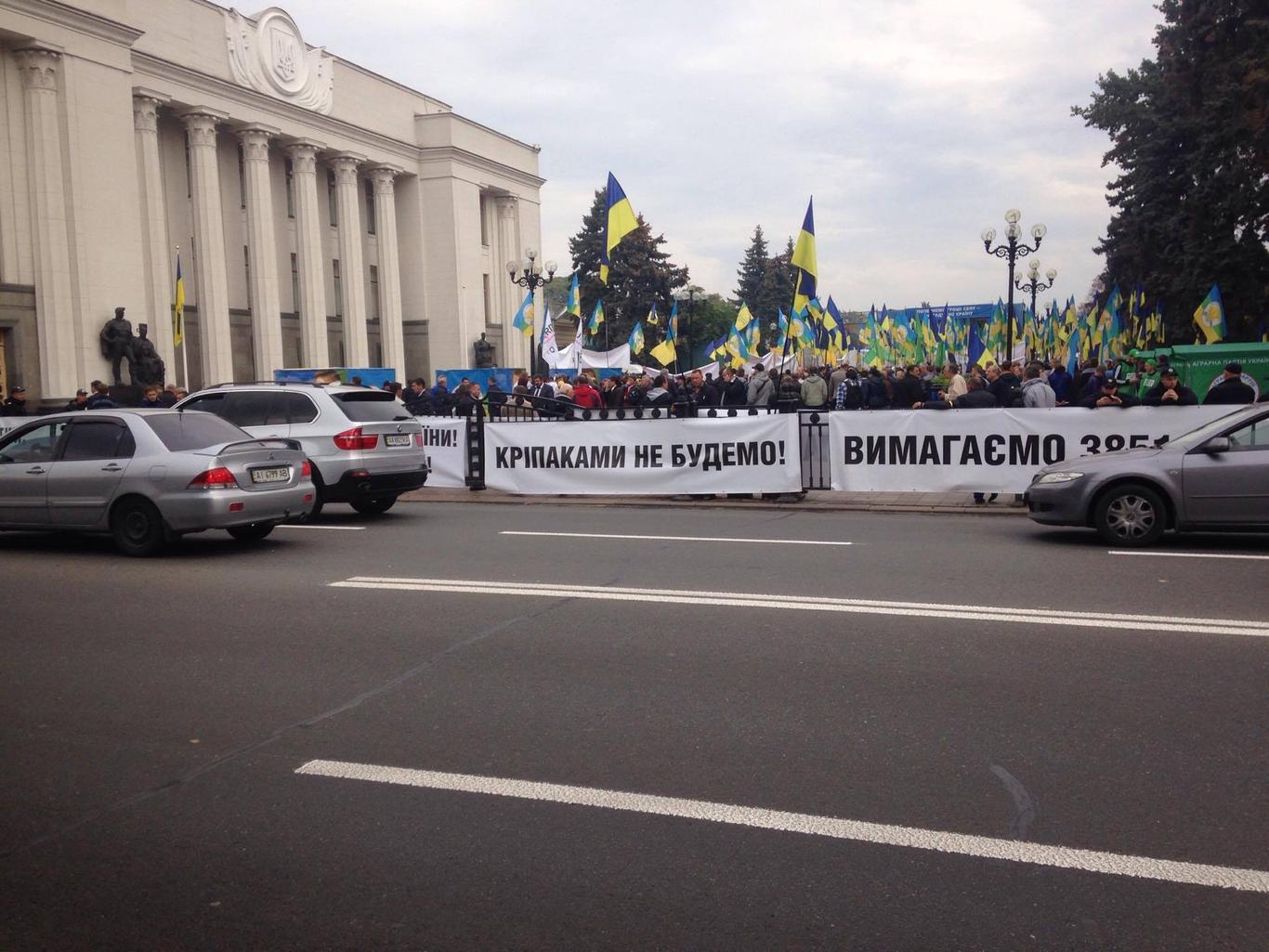 Тисячі аграріїв мітингують під Верховною Радою — фото, відео