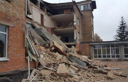 У Василькові обвалилася стіна школи — фото, відео