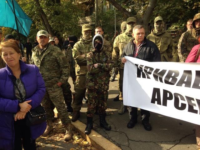 Під МВС мітингувальники запалили файери — відео