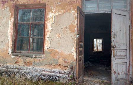 У покинутих холодних ангарах та без води — бійців відправили на «відпочинок» — фото