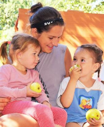 Волонтери з України, США і навіть Росії відбудовували зруйновані будинки на Донеччині