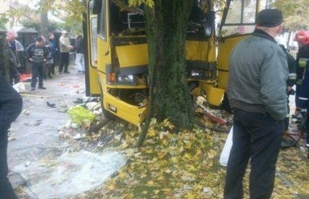 Маршрутка, заповнена людьми, врізалася в дерево у Львові, — фото