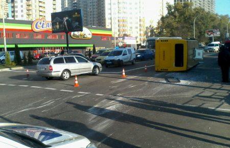 В Броварах перекинулася маршрутка з людьми — фото