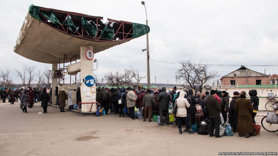 В черзі на КПВВ "Станиця Луганська" помер чоловік — Держприкордонслужба