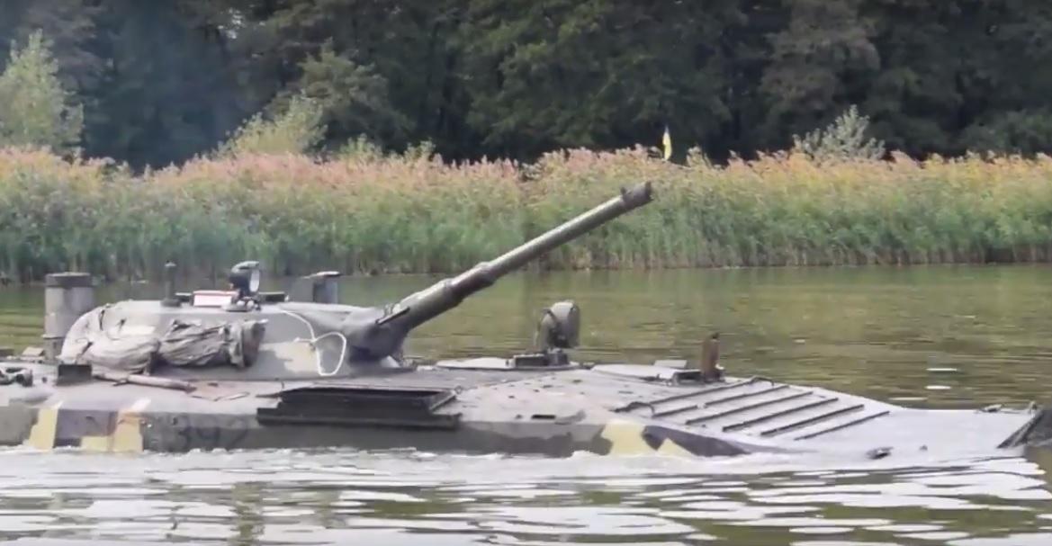 Як військові тренують форсування водної перешкоди — відео