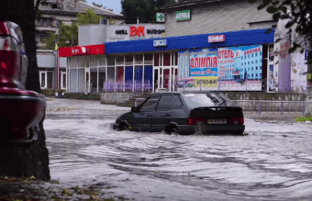 У Кам'янському через зливу машини пливли вулицями — відео