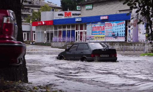 У Кам'янському через зливу машини пливли вулицями — відео