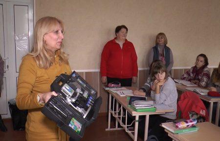 Школярам в Авдіївці подарували мікроскопи, глобуси і саксофон