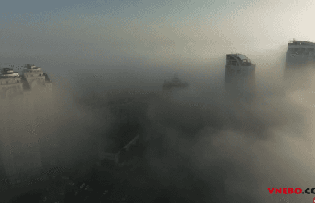 Оболонь огорнув туман — відео з дрону