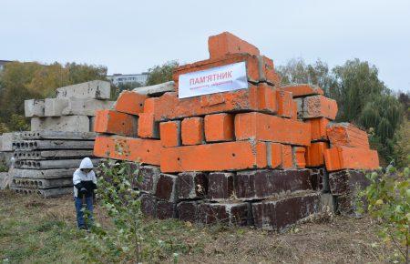 У Рівному з’явився пам’ятник незаконному забудовнику
