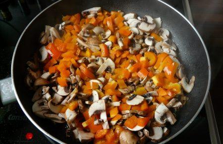 Смачна країна. Гриби, тушковані з помідорами