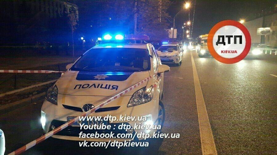 У Києві посеред дороги розміновували автомобіль — відео