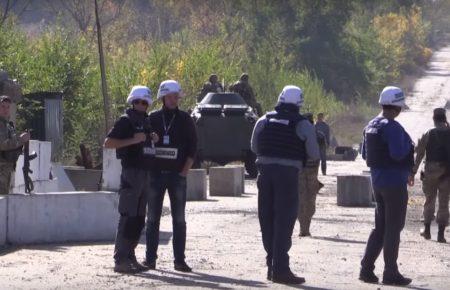 Штаб АТО повідомив про відведення військ біля Золотого — відео