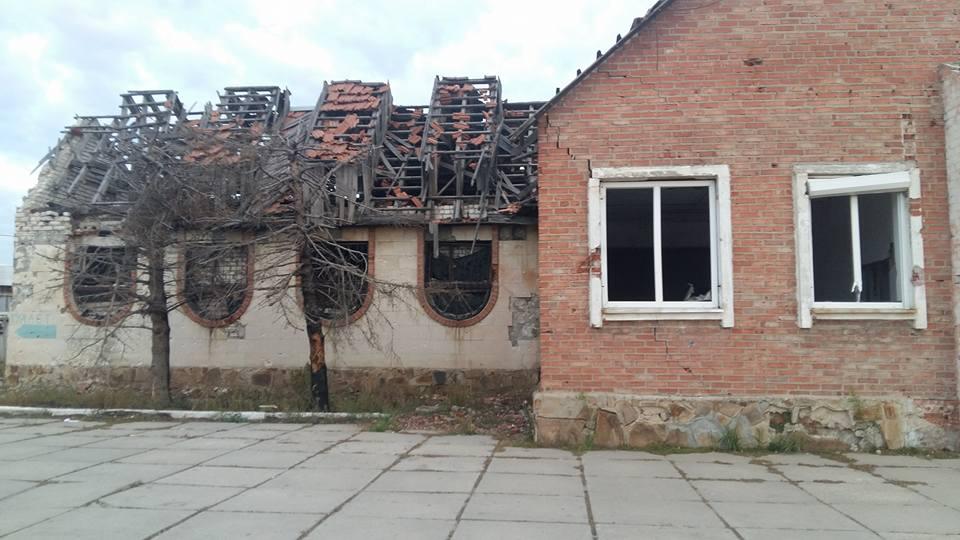 Наслідки обстрілів у Станиці Луганській — фоторепортаж