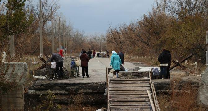 На КПВВ "Станица Луганская" боевики ужесточили пропускную систему