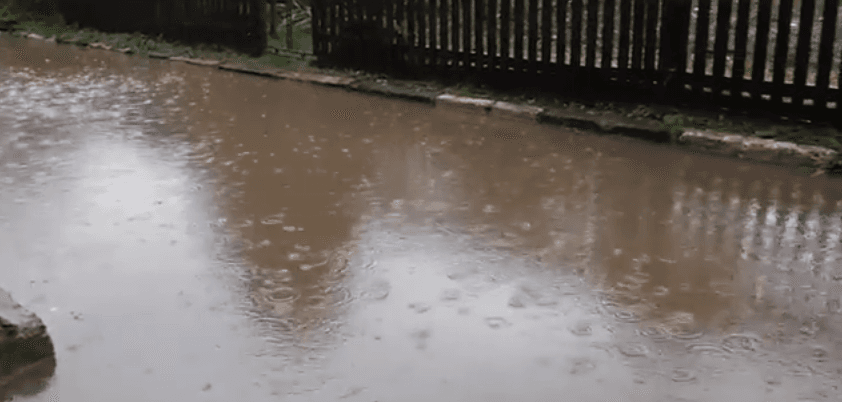 У Коломиї після дощу вулиці перетворились на озера — відео