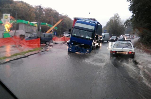 У Львові злива, по вулицях пливе сміття, на дорогах затори — фото, відео