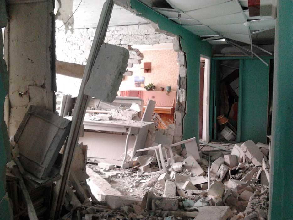 Розбите снарядом фортепіано в Авдіївці благодійники замінили на нове