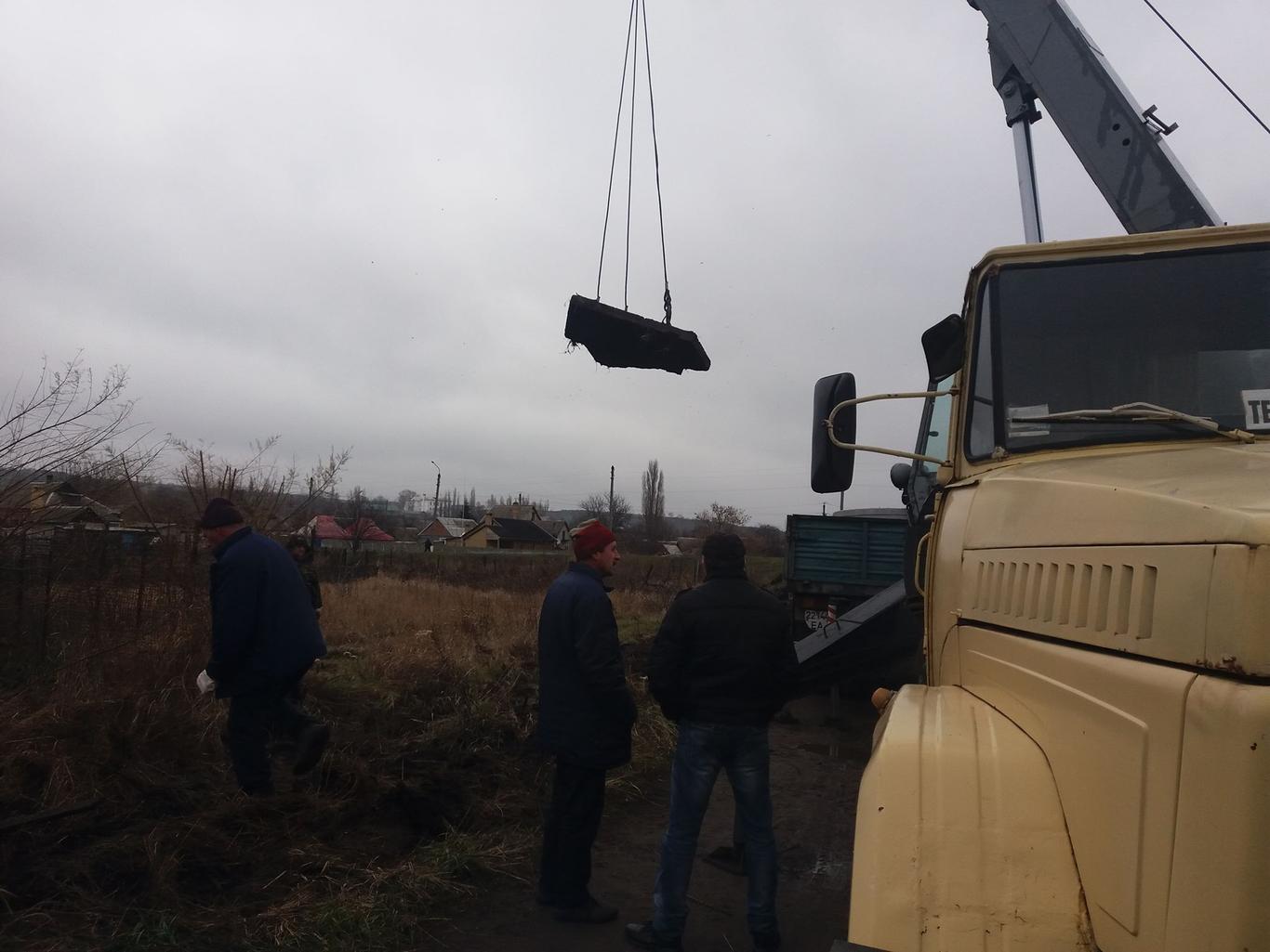 На Донеччині розібрали тротуар, бо "люди ним не ходили"