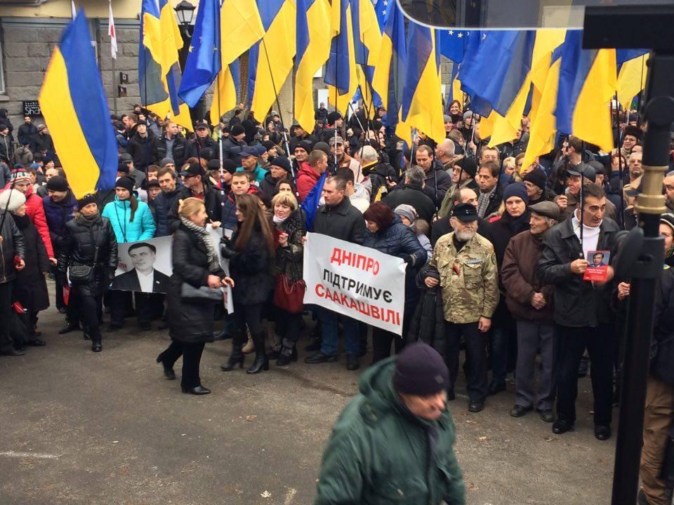 Саакашвілі під пам’ятником Чорноволу вимагав дострокових виборів
