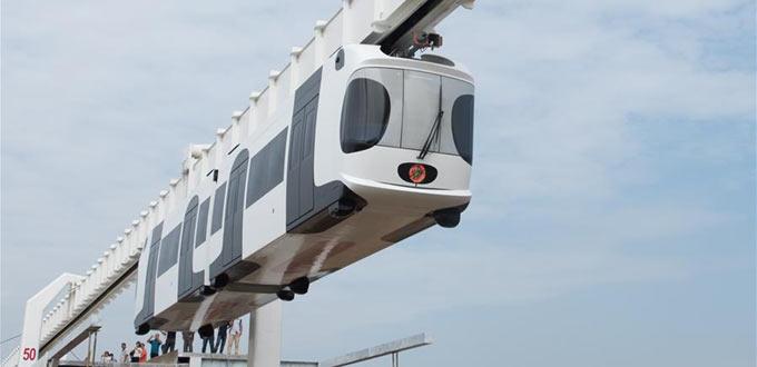 У Китаї запрацювала футуристична підвісна залізниця — відео