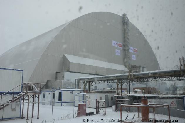 Чорнобиль: зруйнований реактор накрили захисною аркою - відео