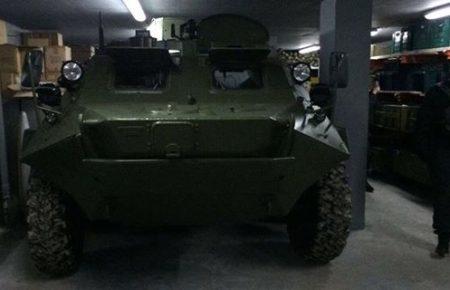 Під Києвом виявили схованку з БТРом і аресеналом зброї - відео