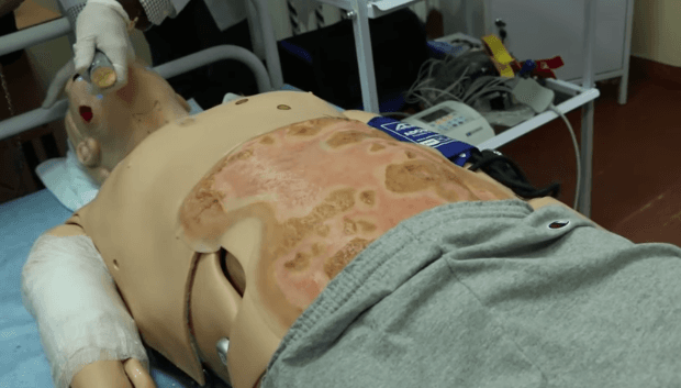 Як військові лікарі вчаться допомагати людям на роботах? Відео