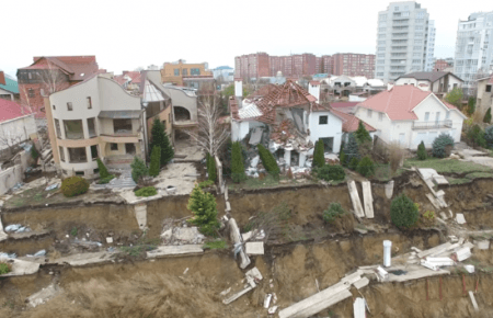 У Чорноморську прогресує масштабний зсув: обвалюється вулиця - відео з дрону