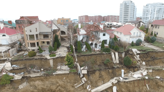 У Чорноморську прогресує масштабний зсув: обвалюється вулиця - відео з дрону