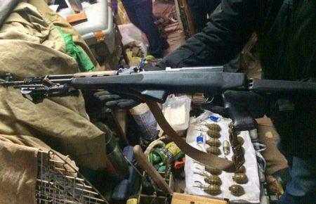 У Києві поліція вилучила цілий арсенал зброї — відео
