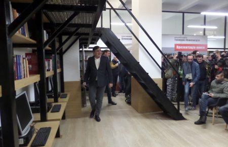 Послухати прощальний виступ Саакашвілі прийшло до ста людей