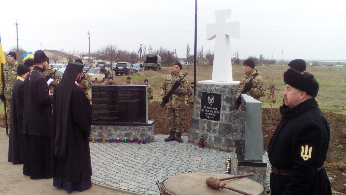 На Херсонщині відкрили пам’ятник кримчанам, які загинули за Україну — фото