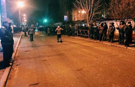 Вночі біля КПІ невідомі громили кіоски — відео