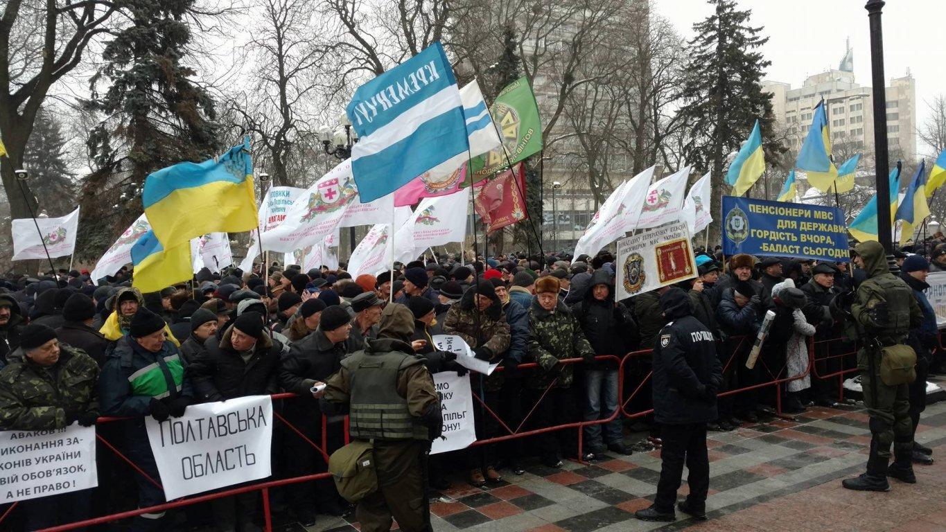 Під Радою пенсіонери МВС вимагали виплат в Авакова — фото, відео