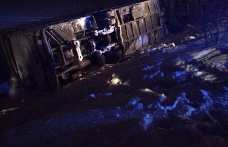 На Дніпропетровщині перекинувся автобус з дітьми: є жертви - ФОТО