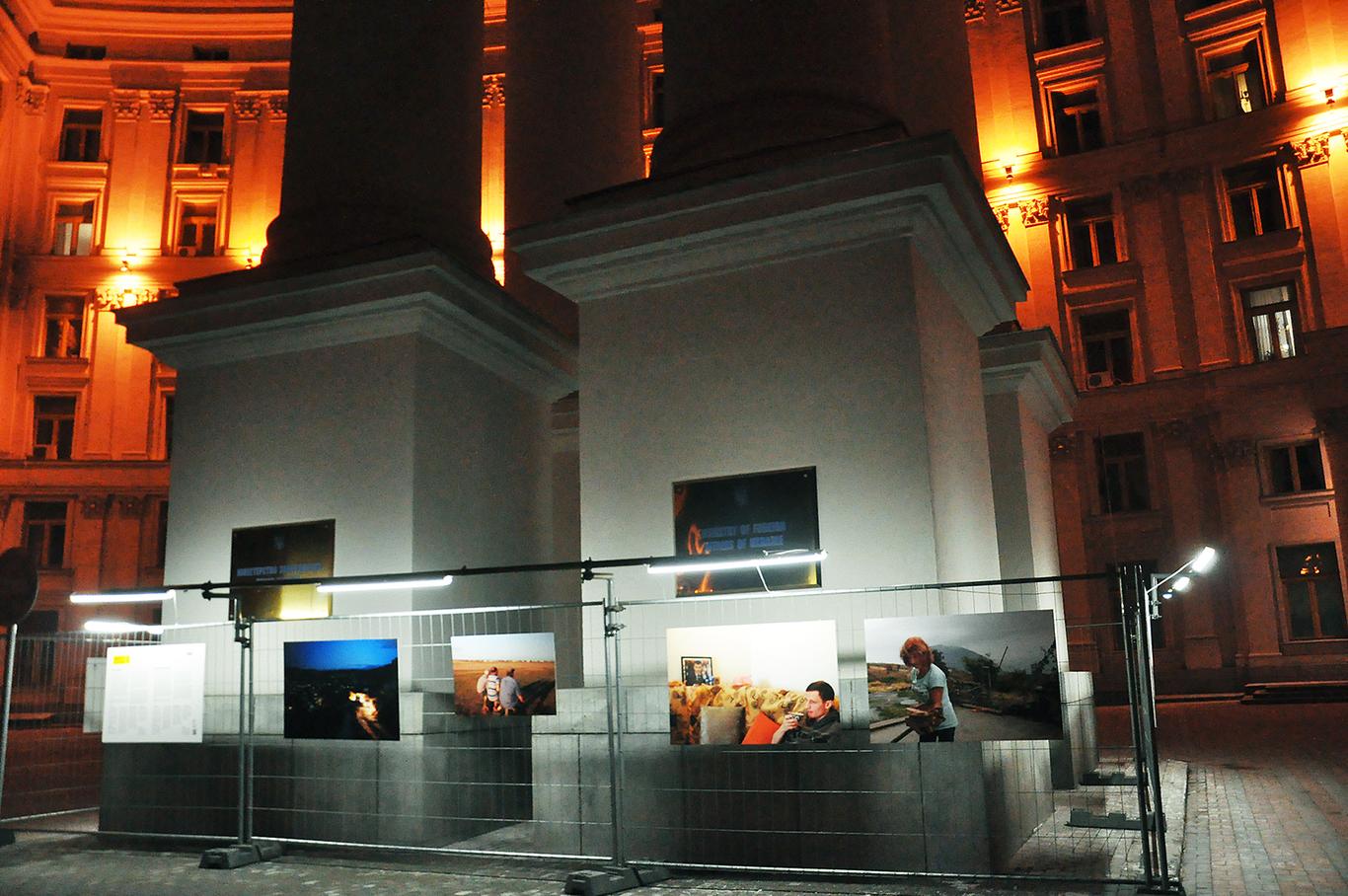 Біля МЗС відкрилась фотовиставка, присвячена життю кримських татар в окупації