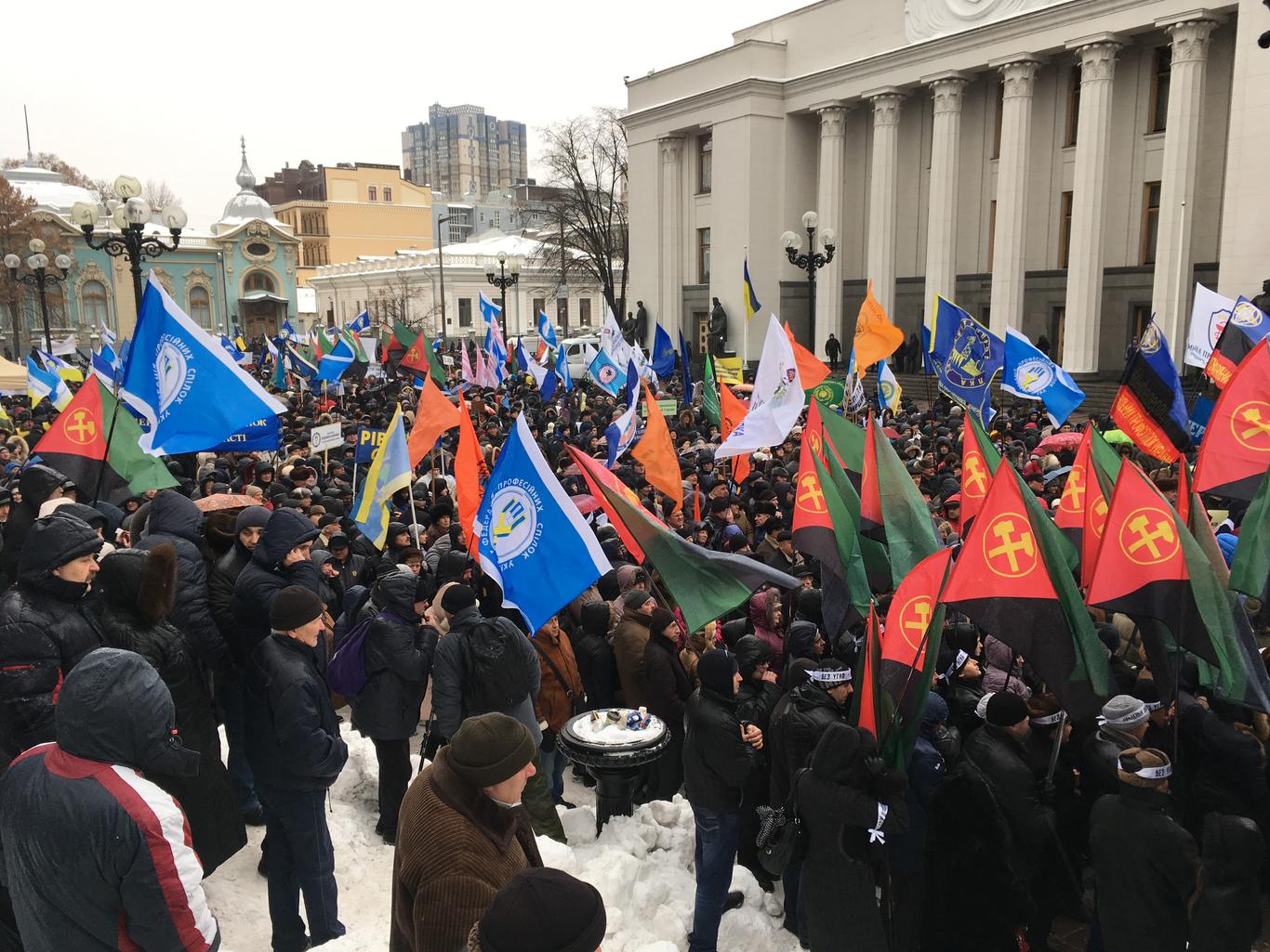 Тарифи, зарплати та пенсії: чому й як протестували під ВРУ — ВІДЕО