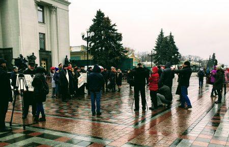 Переселенці вимагали житла, роботи та права голосу біля ВРУ, ВІДЕО