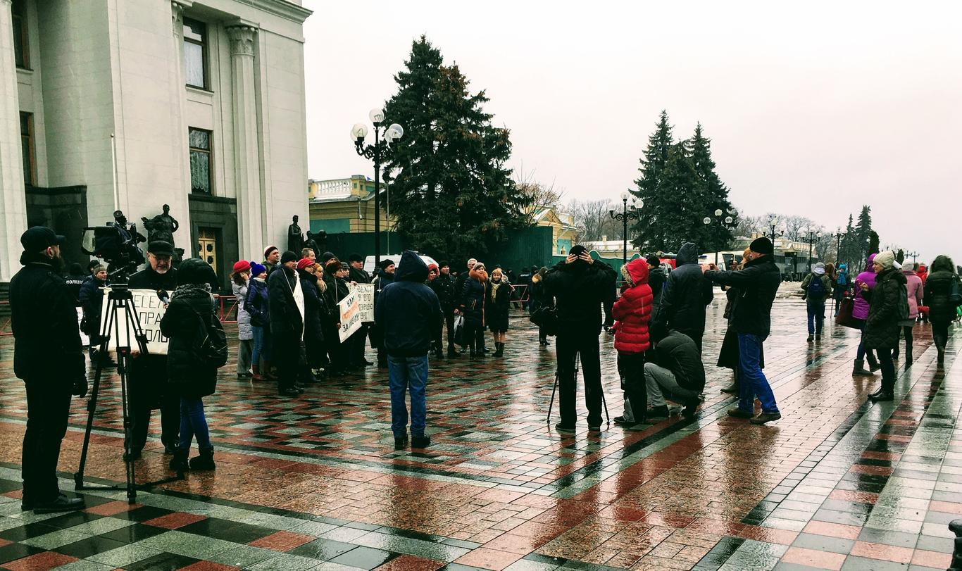 Переселенці вимагали житла, роботи та права голосу біля ВРУ, ВІДЕО