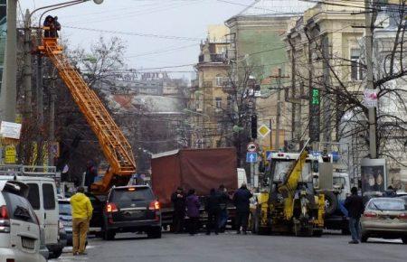 В Дніпрі водій екскаватору не впорався з керуванням: побито десятки машин ВІДЕО